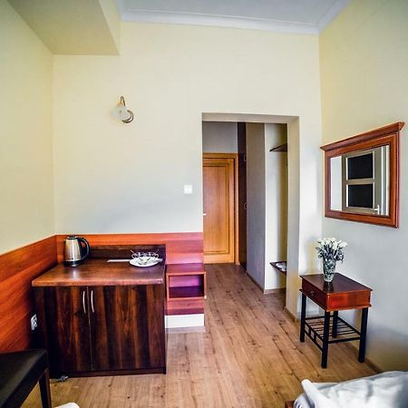 Hotel Hellada Келце Екстериор снимка