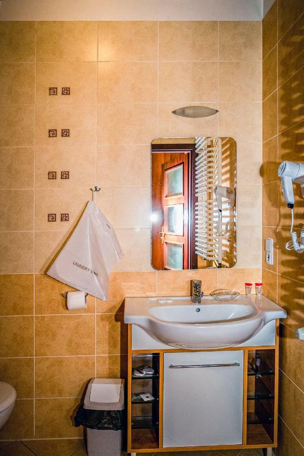 Hotel Hellada Келце Екстериор снимка