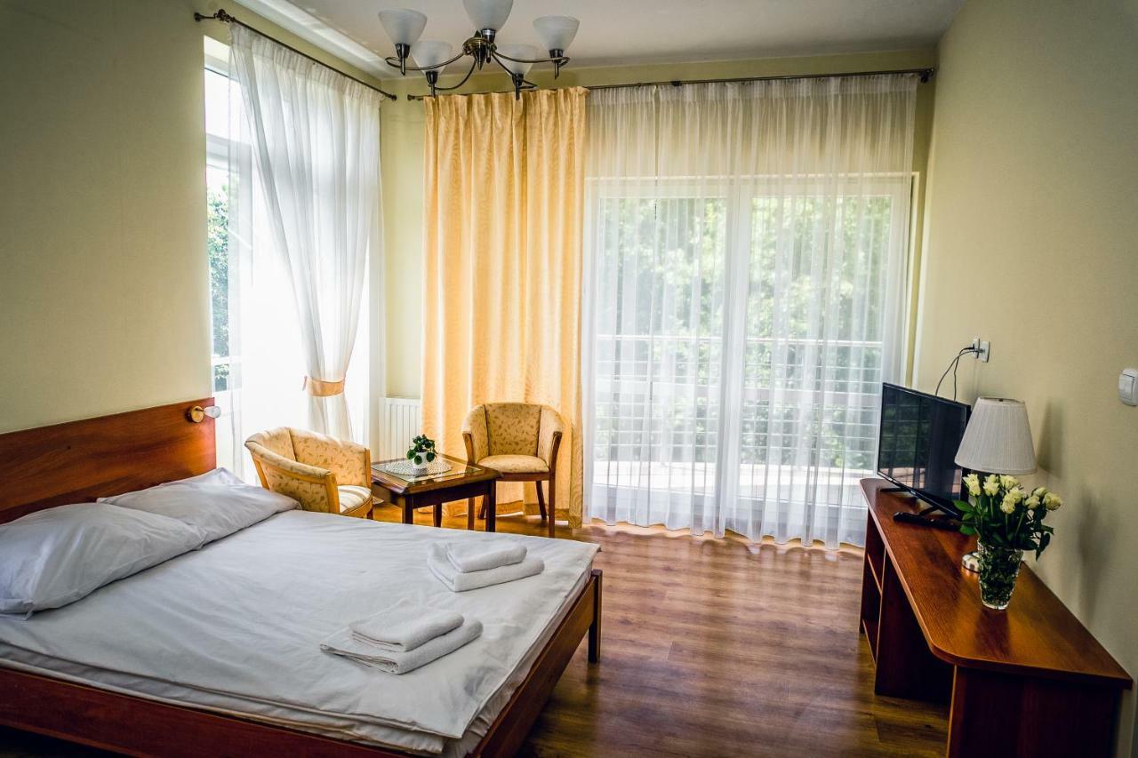 Hotel Hellada Келце Екстериор снимка