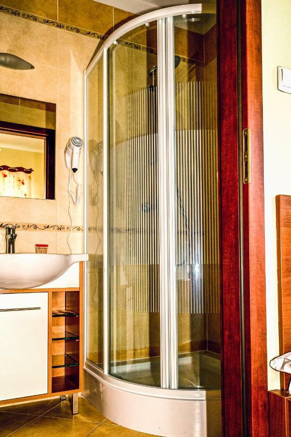 Hotel Hellada Келце Екстериор снимка
