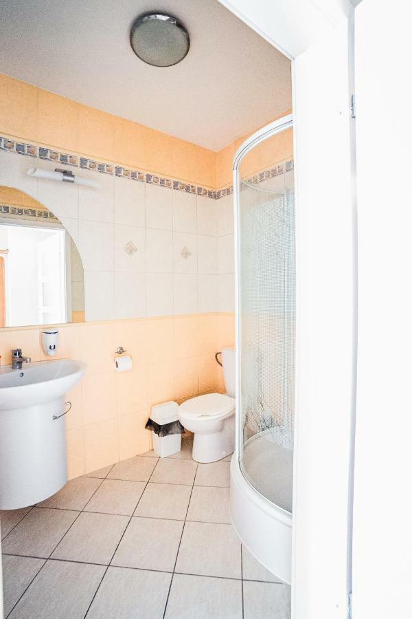 Hotel Hellada Келце Екстериор снимка