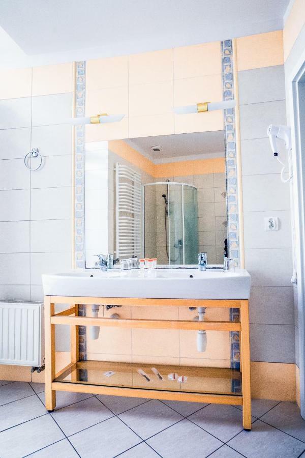 Hotel Hellada Келце Екстериор снимка
