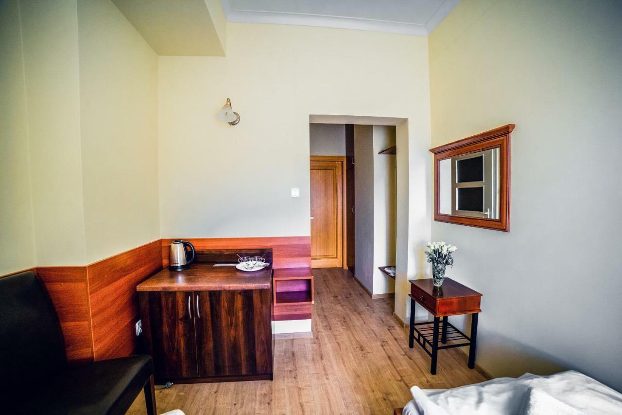 Hotel Hellada Келце Екстериор снимка